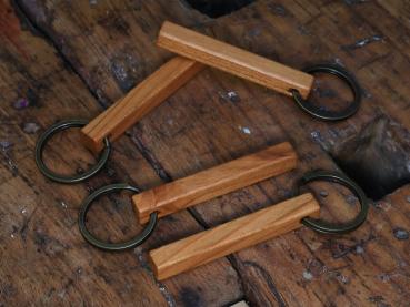 Holz Schlüsselanhänger Stäbchen Form aus Kirsche geölt 8 x 8 x 65 mm mit Schlüsselring